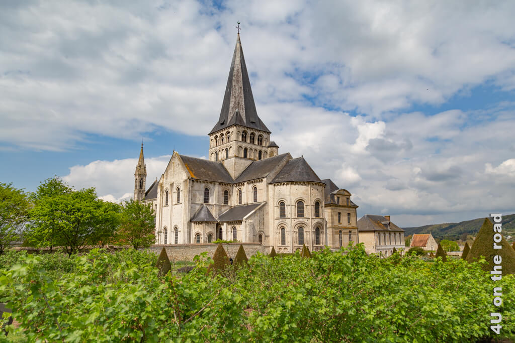 Die mächtige Abteikirche St.-Georges, das Eingangsgebäude und die Chamberlain Kapelle durch den Weinberg gesehen.