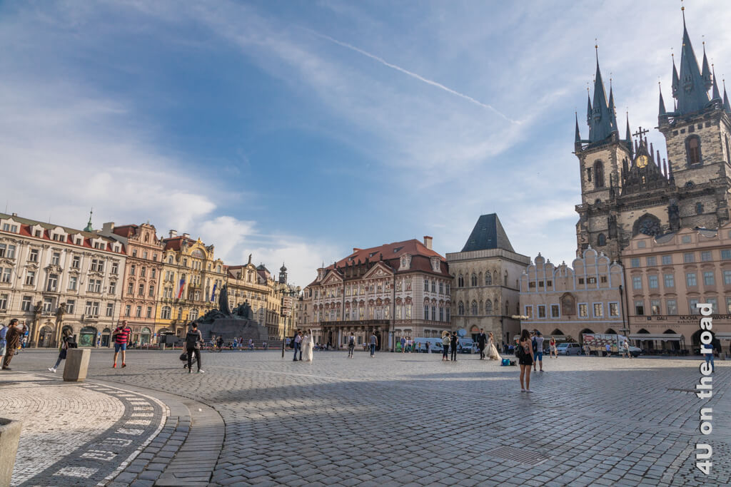 Rund um einen grossen Platz stehen schöne Bürgerhäuser am Altstädter Ring. Jetzt am Morgen ist wenig los. Wochenende Prag
