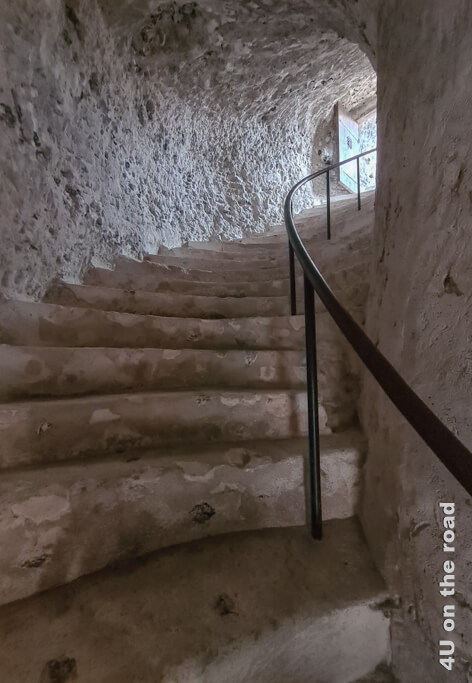 Aufstieg zum Bergfried von La Roche-Guyon über mehrere Etappen. Hier führen die Kalkstein Treppen zu einer ersten Tür, durch die man zur Felsgalerie gelangt.