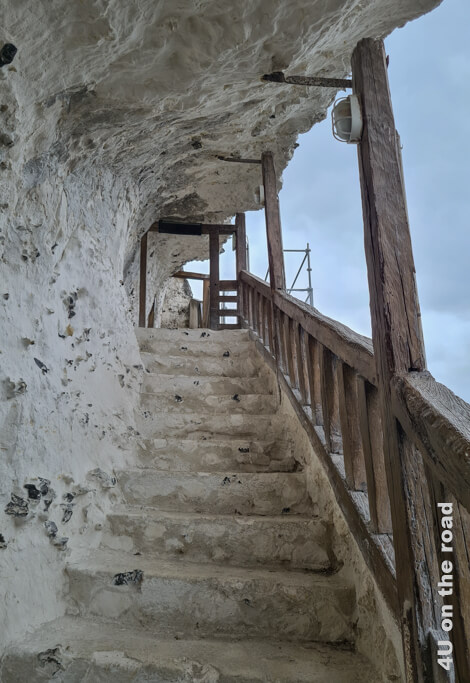 Die Felsengalerie ist ein Treppengang zum Burgfried von La Roche-Guyon an der Aussenseite der Kalksteinklippe. Ein fehlendes Stück wird durch eine Holzbrücke überbrückt. Es ist aber genau dieser Geheimgang, der das Schloss zu einer besonderen Sehenswürdigkeit in der Umgebung von Giverny macht.