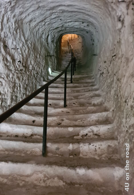 Dieser lange Treppenabschnitt zum Bergfried von La Roche-Guyon nach dem Taubenschlag findet sich auch im Comic wieder. Allerdings scheint es damals das Geländer in der Mitte noch nicht gegeben zu haben. - Das Schloss La Roche-Guyon ist eine Sehenswürdigkeit in der Umgebung von Giverny.