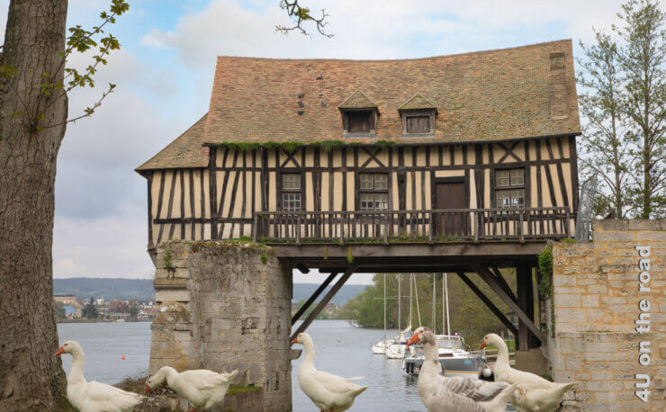 Feature Bild für die Sehenswürdigkeiten in der Umgebung von Giverny zeigt die alte Mühle von Vernon