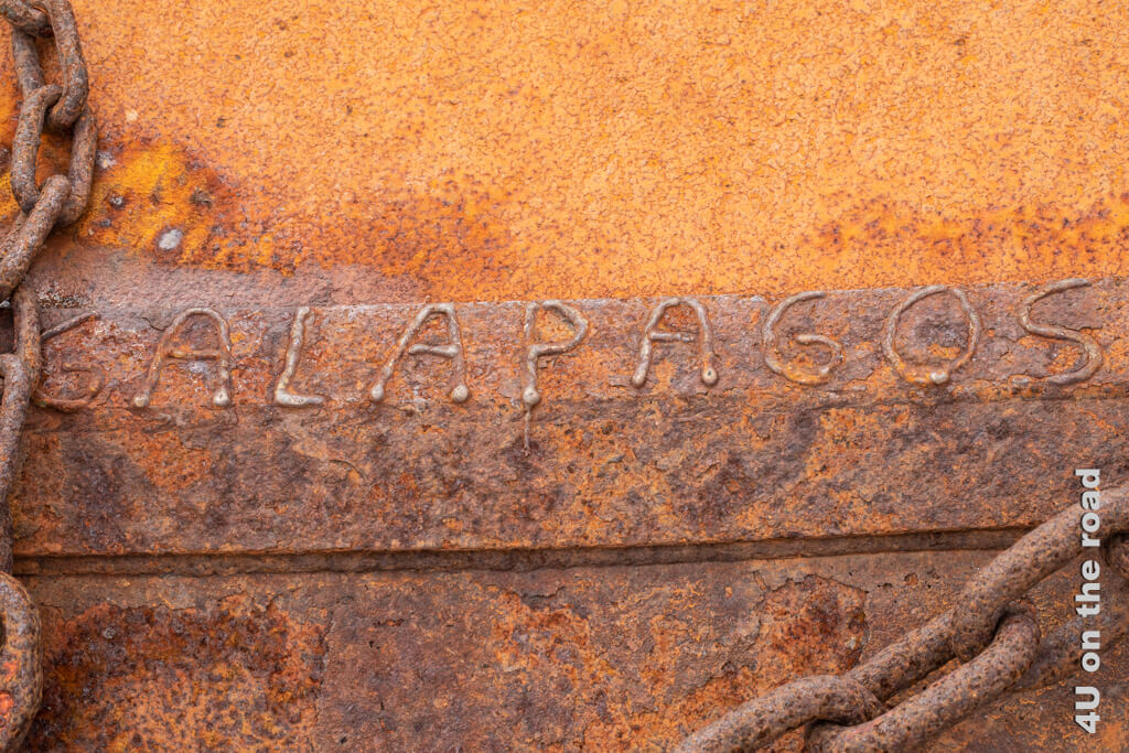 Verrosteter Schriftzug "Galapagos" und rostende Ketten