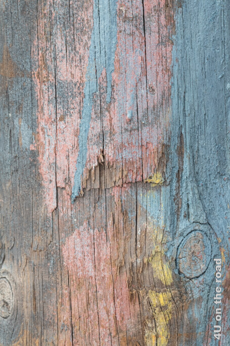 Totempfahl - Fotoausstellung Schönheit in der Vergänglichkeit - Holz mit Farbe