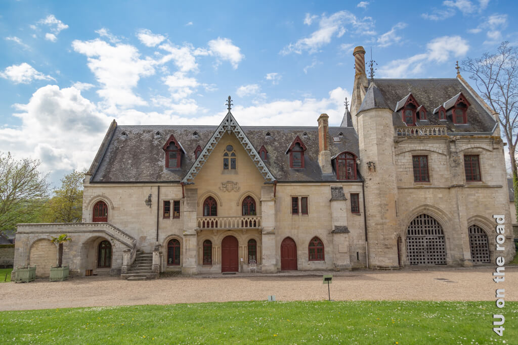 Im eleganten gotischen Stil ist das Portal mit Pförtnerhaus gebaut, durch welches der Zugang zur Abtei Jumièges erfolgt.