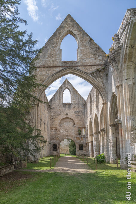 Ursprünglich standen vier Kirchen auf dem Gelände der Abtei Jumiège
