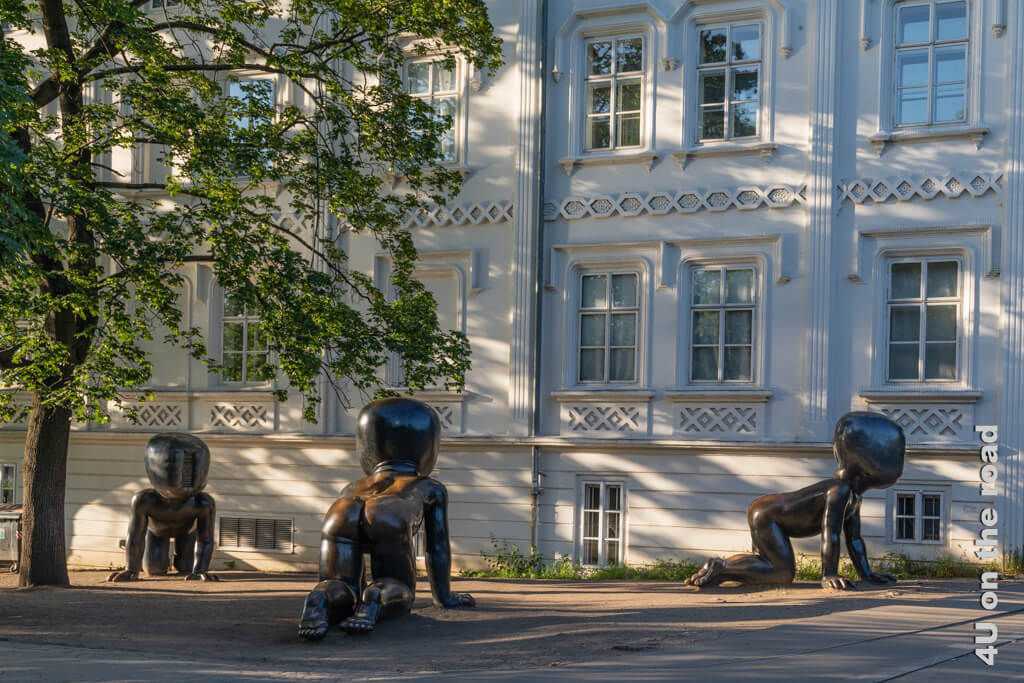David Černý - Miminka Skulpturen sind drei Riesenbabies, die einen Strichcode statt eines Gesichts haben vor dem Kampa Museum.