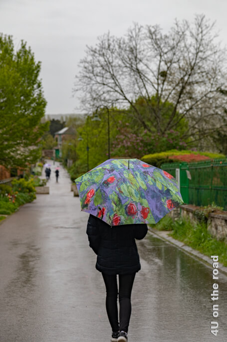 Diese farbenfrohen Regenschirme mit Motiven von Monet's berühmten Bildern kann man in Giverny bei einem Besuch von Monet's Garten kaufen. 