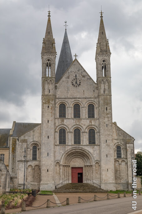 Die Abteikirche Saint-Georges wirkt von vorn mit ihren beiden schlanken Türmen, dem markanten Portal, über das sich zwei Reihen mit Fenstern erheben, fast schlicht.
