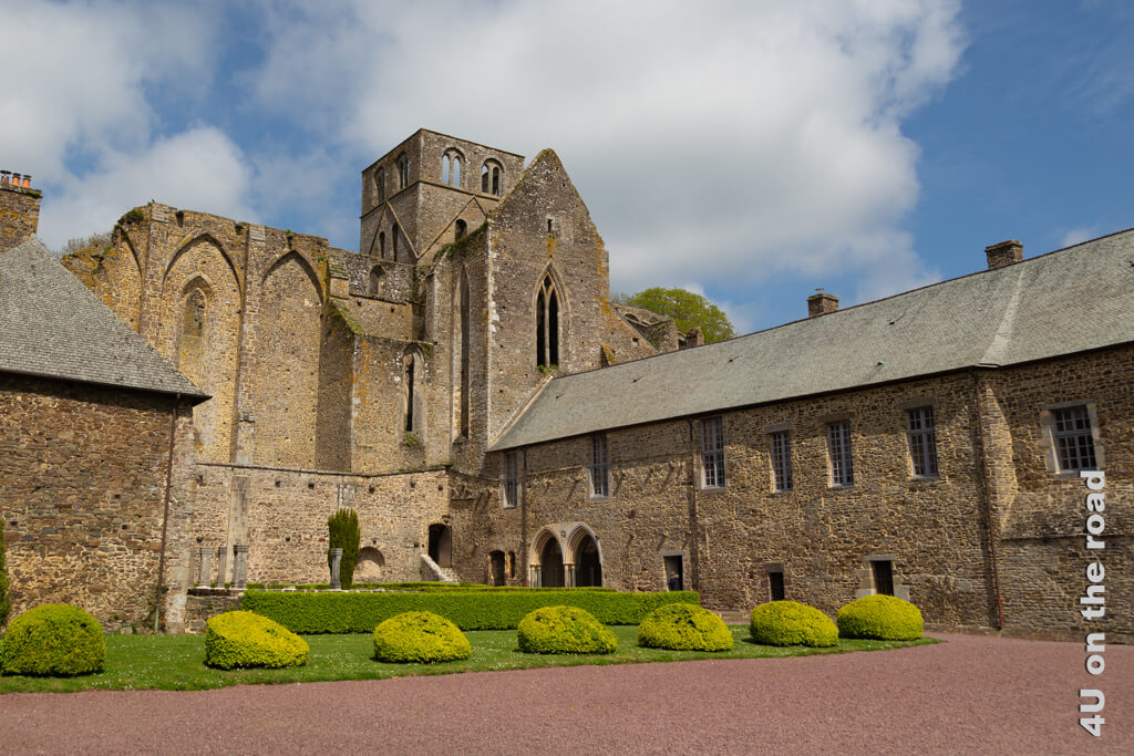 Blick von der anderen Seite auf Kirche, Kapitelsaal und formalen Garten der Abtei Hambye