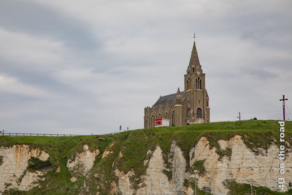 Die Chapelle Notre Dame de Bonsecure in Dieppe von der Stadt aus gesehen. Sie steht auf den Klippen der Alabasterküste.