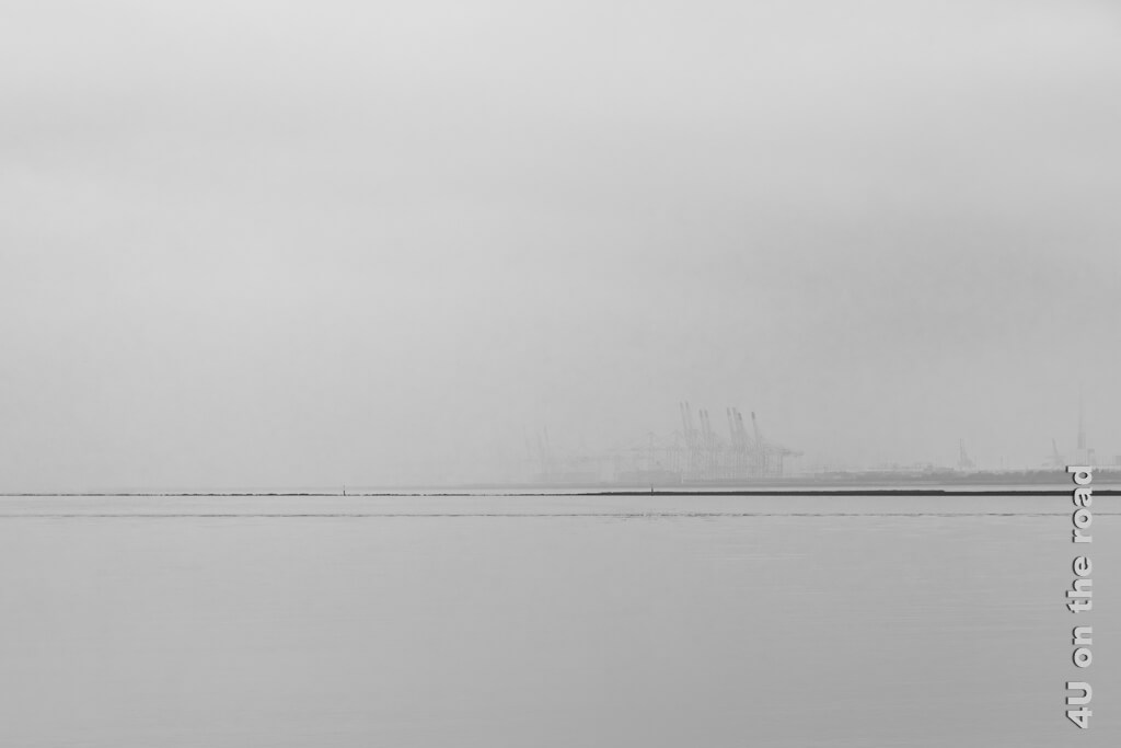 Wie eine zarte Kohlezeichnung wirkt der Hafen in der Seine Mündung im Nebel. Wir fotografieren ihn am Fuss der Pont de Normandie auf unserem Weg zur Abtei Hambye