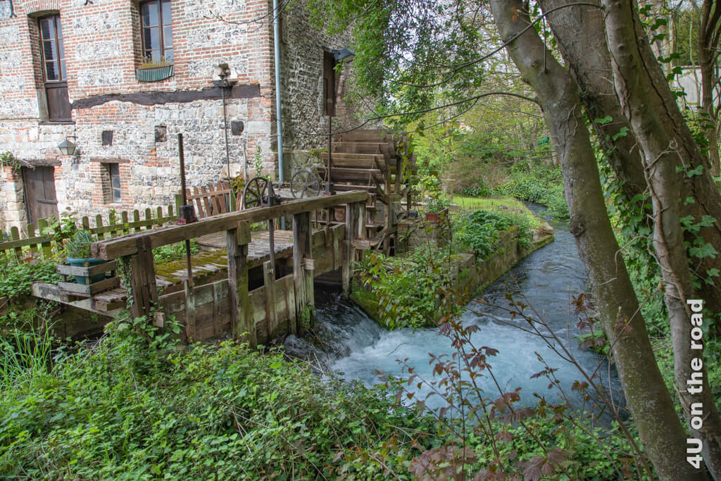 Das alte Mühlrad und Wehr sind Zeugen der einst 11 Mühlen, die in Veules les Roses in Betrieb waren.