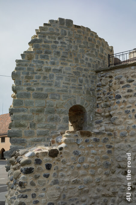 Mitten in der Altstadt von Arbon (Bodensee, Schweiz) steht an der Stadtmauer der erst kürzlich entdeckte und teilweise wieder aufgemauerte Rundturm.