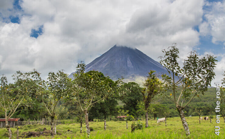 Das Feature Bild zeigt den Vulkan El Arenal in seiner vollen Schönheit. Ist er doch der Blickfang in La Fortuna.
