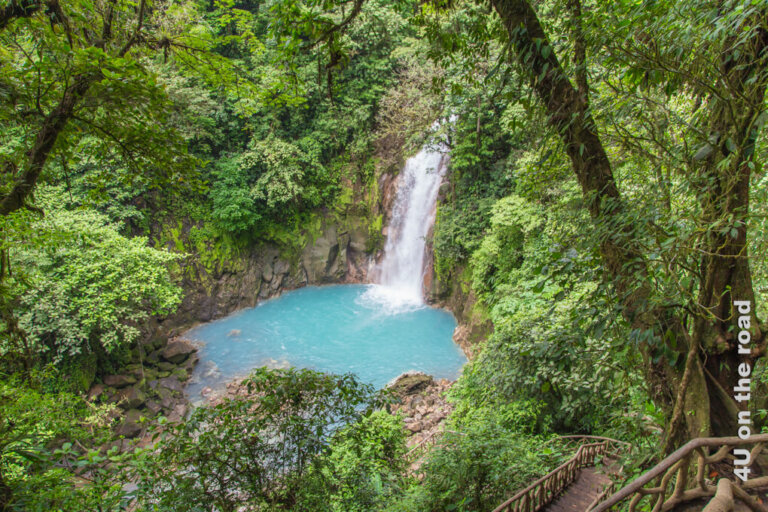Der himmelblaue Wasserfall des Rio Celeste in Costa Rica