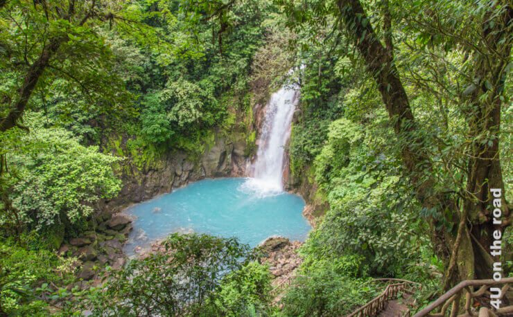 Der himmelblaue Wasserfall des Rio Celeste ist das Feature Bild für den Beitrag zum Vulkan Tenorio Nationalpark