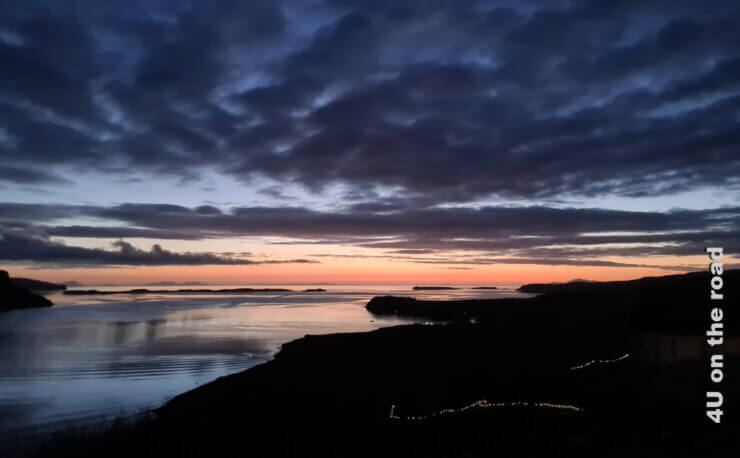 Die blaue Stunde mit Wolken, dem letzten Orange des Sonnenuntergangs am Wasser, aufgenommen bei einem anderen Roadtrip durch Schottland