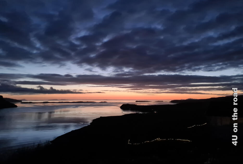 Die blaue Stunde mit Wolken, dem letzten Orange des Sonnenuntergangs am Wasser, aufgenommen bei einem anderen Roadtrip durch Schottland