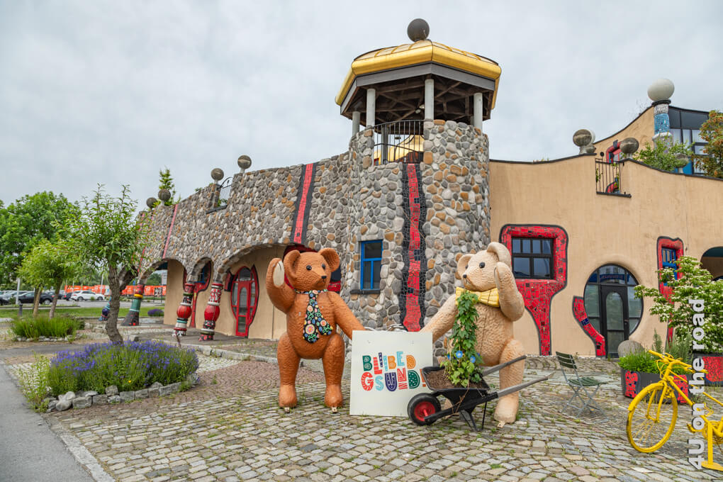 Teddybären begrüssen den Besucher im Hundertwasserhaus der Schweiz - der Markthalle Altenrhein