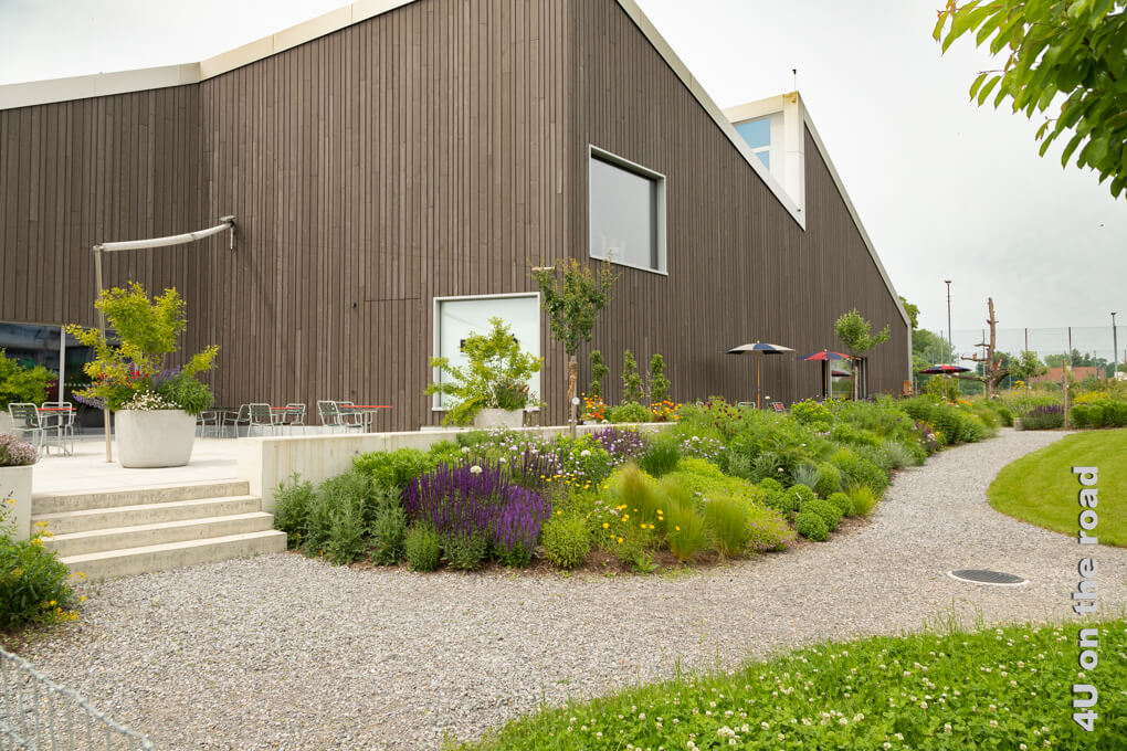 Die Gartenterrasse am Restaurant der Mosterei Möhl AG bietet einen Blick in den liebevoll gestalteten Garten.