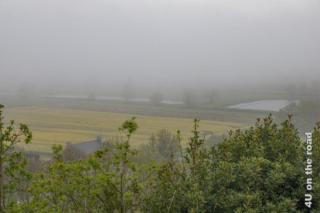 Der berühmte Mont-Saint-Michel und die ihn umgebenden Polder verschwinden im Nebel.
