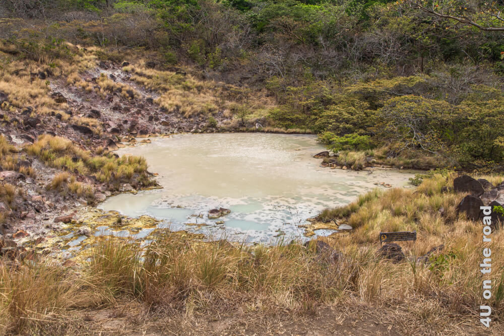 Ein etwas grösserer Teich. Auch ohne Warnschild deutet alles auf Geothermale Aktivität hin. - Rincón de la Vieja Nationalpark, Costa Rica