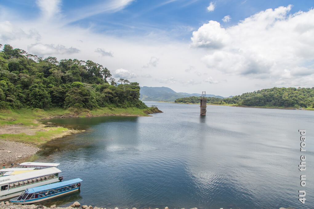 Bei blauem Himmel wirkt die Laguna de Arenal, von Dschungel umgeben, ganz anders. Das Bild wurde vom Staudamm aufgenommen