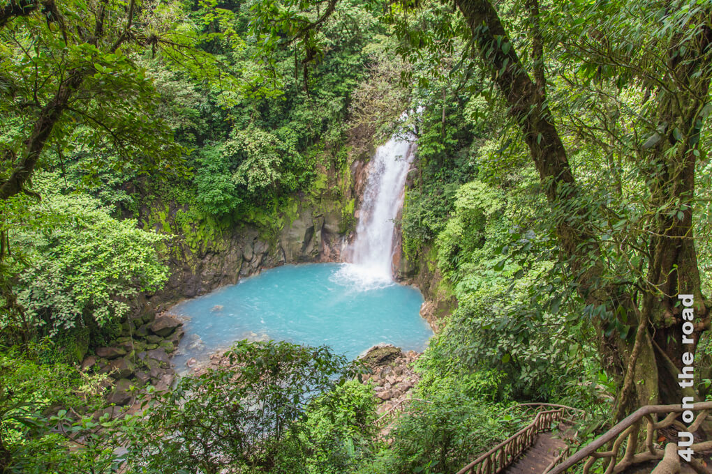Eingerahmt vom Dschungel leuchtet das Himmelblau des Rio Celeste Wasserfalls im Vulkan Tenorio Nationalpark von Costa Rica noch mehr.
