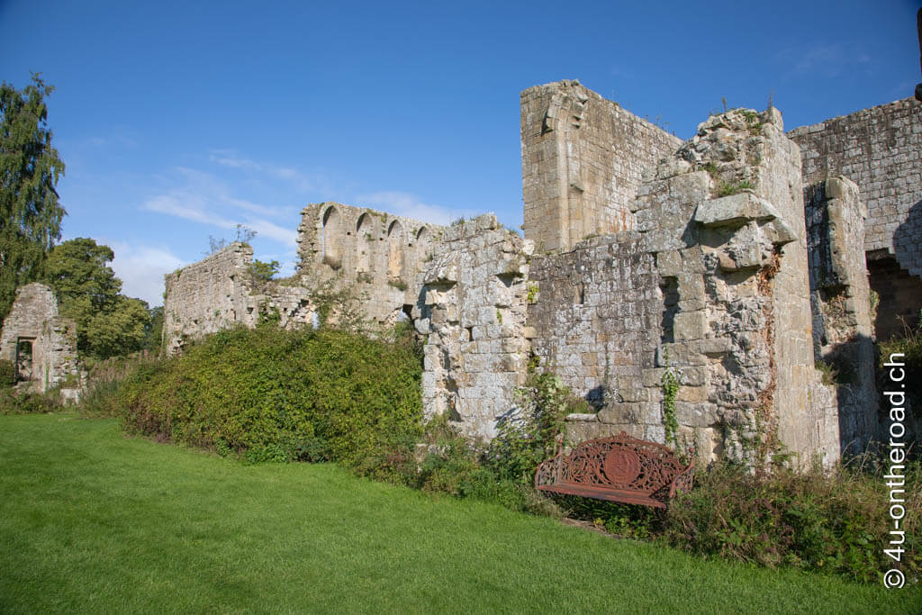 Die Ruinen der Jervaulx Abbey bei Sonnenschein.