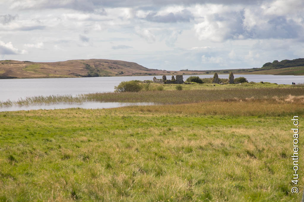 Sitz der Lord of the Isles im Finlaggan See. Zu sehen sind auf der Insel im See nur noch Ruinen.