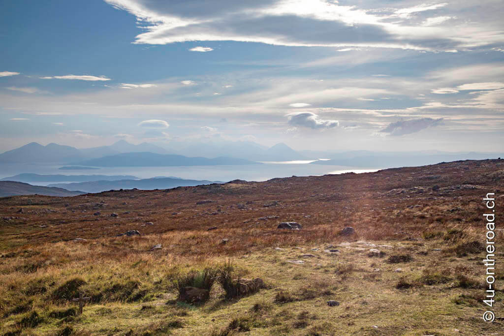 Vom Pass sieht man die hohen Berge der Isle of Skye, Raasay und weiterer Inseln