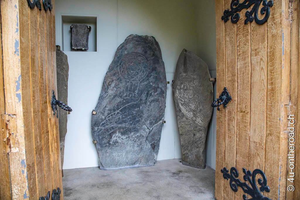 Bei den piktischen Steinen handelt es sich um drei grosse Steine und ein Bruchstück, in denen unterschiedlich deutlich Bilder zu entdecken sind.