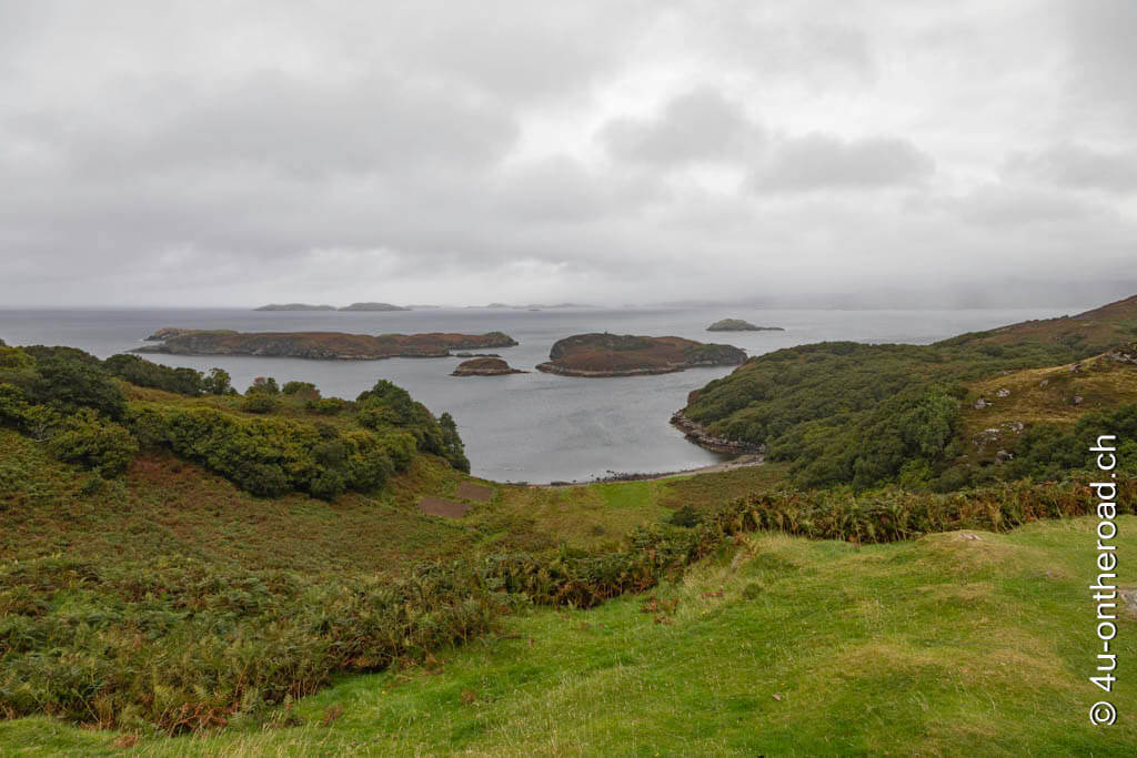 Der Viewpoint zeigt mehrere kleine vorgelagerte Inseln, heute fast in den Wolken verschwindend. Roadtrip durch Schottland