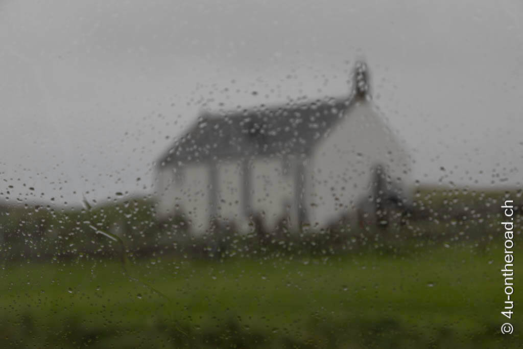 Kirche im Regen, die jetzt ein Museum ist - Roadtrip durch Schottland mit dem eigenen Wohnmobil.