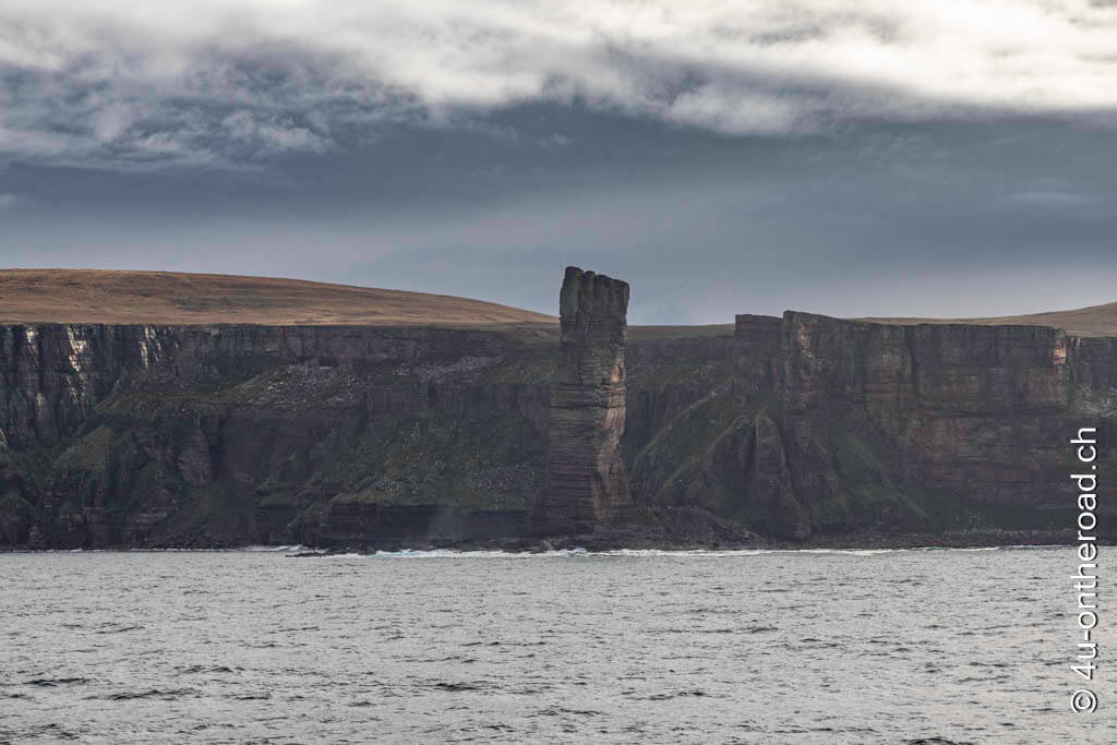 The Old Man of Hoy ist eine Felsnase, die noch einsam im Meer steht. Die Felsen sind hier plattenförmig geschichtet und die Küste verwittert stark. Roadtrip durch Schottland mit dem Wohnmobil auf dem Weg zu den Orkney Inseln
