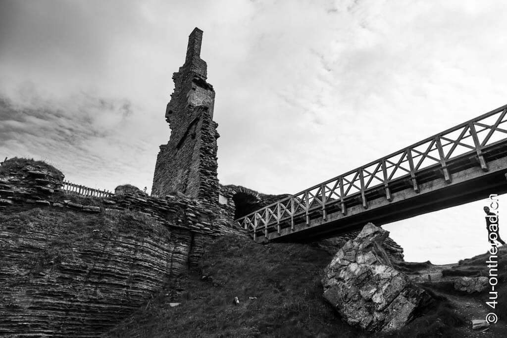 Perspektivwechsel - das Sinclair Castle von unterhalb der Brücke gesehen in schwarz-weiss. - Mit dem Wohnmobil durch Schottland 2023.