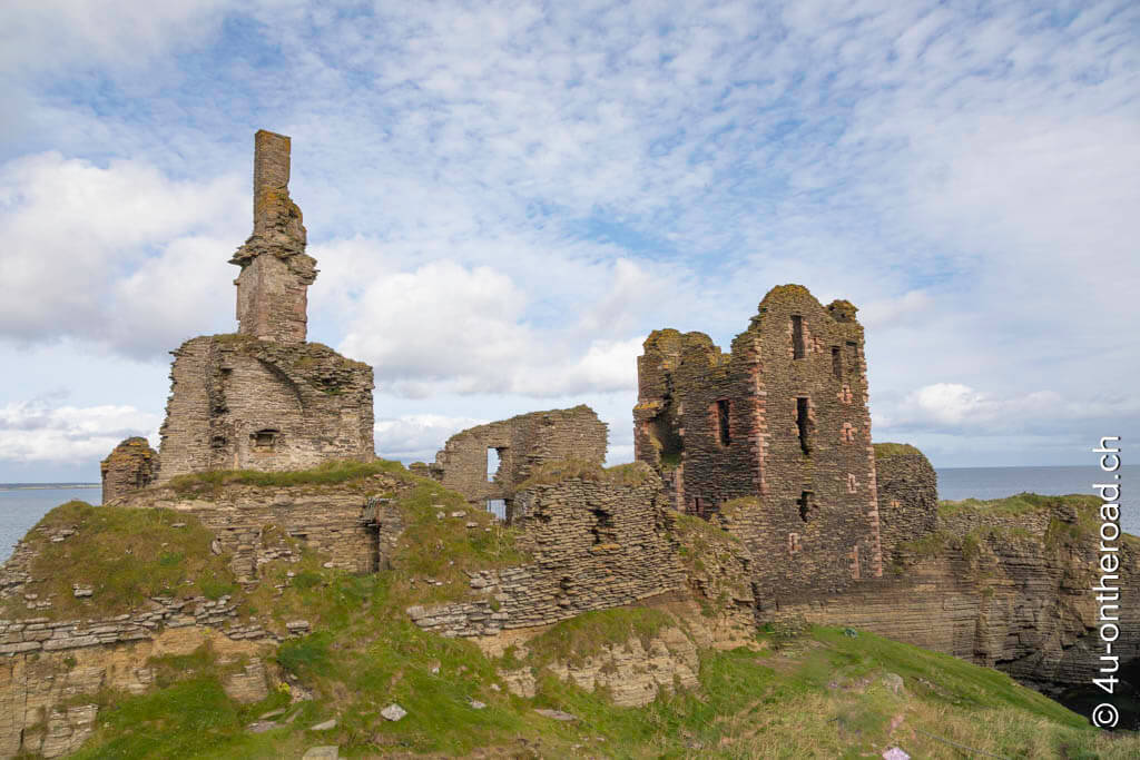 Die Ruine von Sinclair Castle ist direkt auf einer Klippe gebaut, die nur durch eine Brücke mit dem Festland verbunden ist. Roadtrip durch Schottland mit dem eigenen Wohnmobil