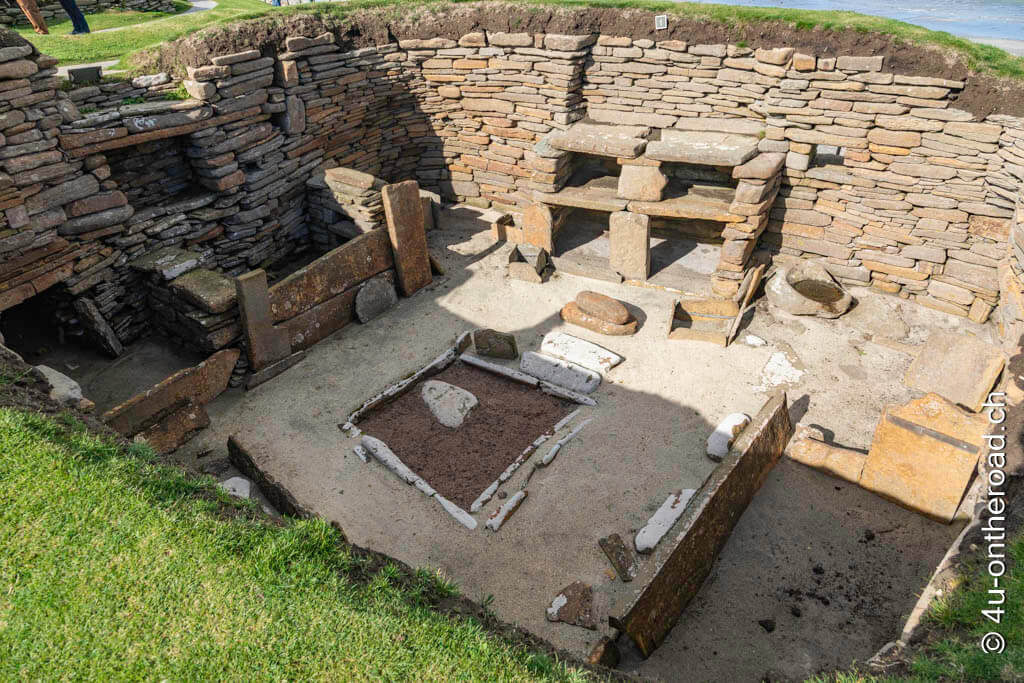 Hausdesign vor 5.000 Jahren. Man sieht schön die Betten am Rand der Mauer, die Feuerstelle in der Mitte und Steinschränke