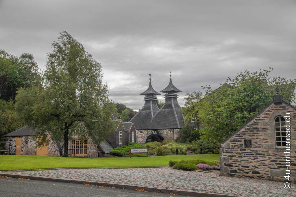 Die Destillerie von Strathisla hat noch die traditionelle Bauweise mit Steinen. Roadtrip durch Schottland mit dem Wohnmobil