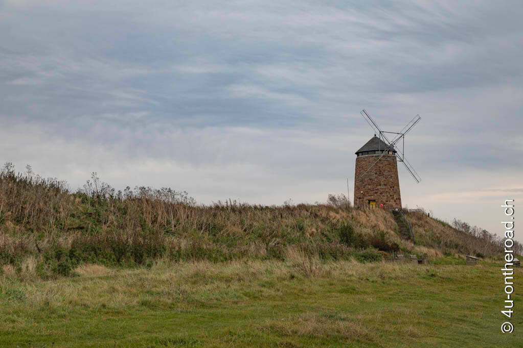 Die Windmühle steht heute am Rande eines Feldes.