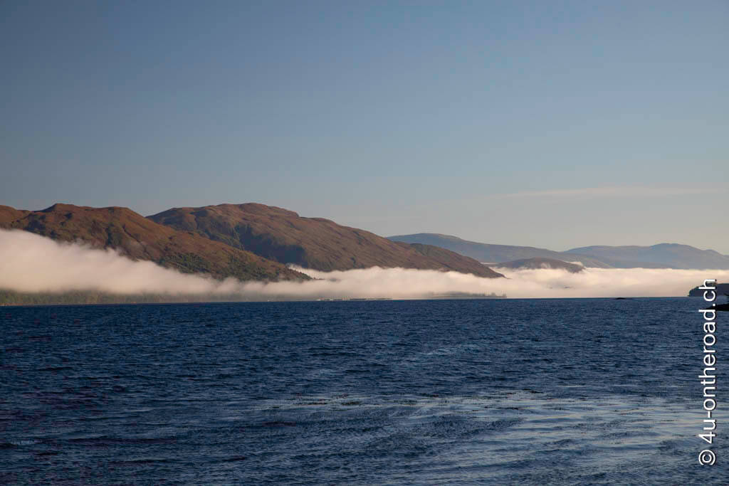 Ein Wolkenband über Loch Linnhe schaft eine märchenhafte Stimmung auf dem Roadtrip durch Schottland