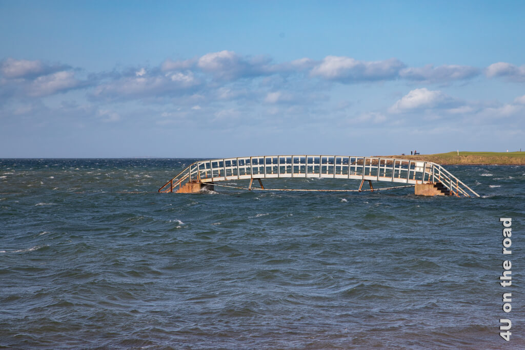 Eine Brücke mitten im Meer ist schon etwas merkwürdig. Nur bei Ebbe überspannt sie einen Fluss am Strand. - Edinburgh Ausflüge