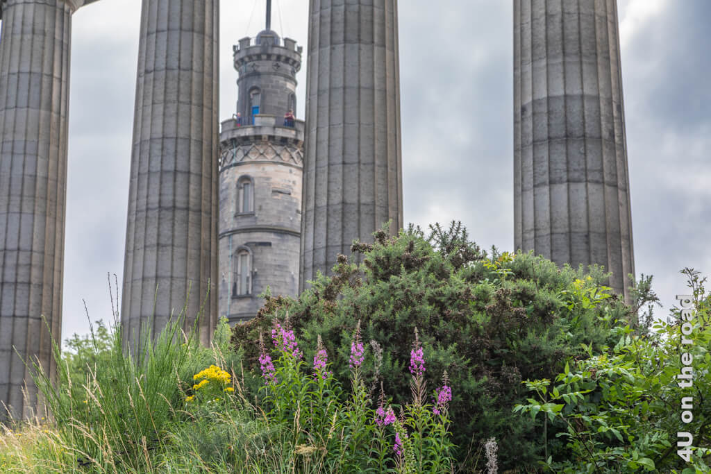 Blick durch die Säulen des National Monuments auf den Turm des Nelson Monuments auf den Calton Hill Edinburgh
