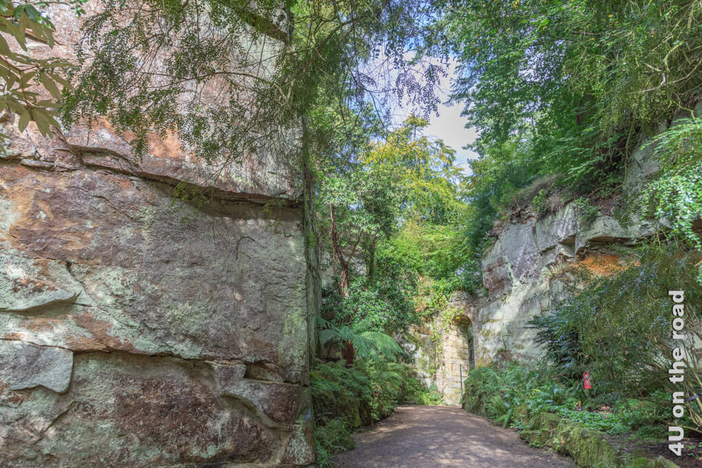 Ein Felsentor weist den Ausgang aus dem faszinierenden Garten.