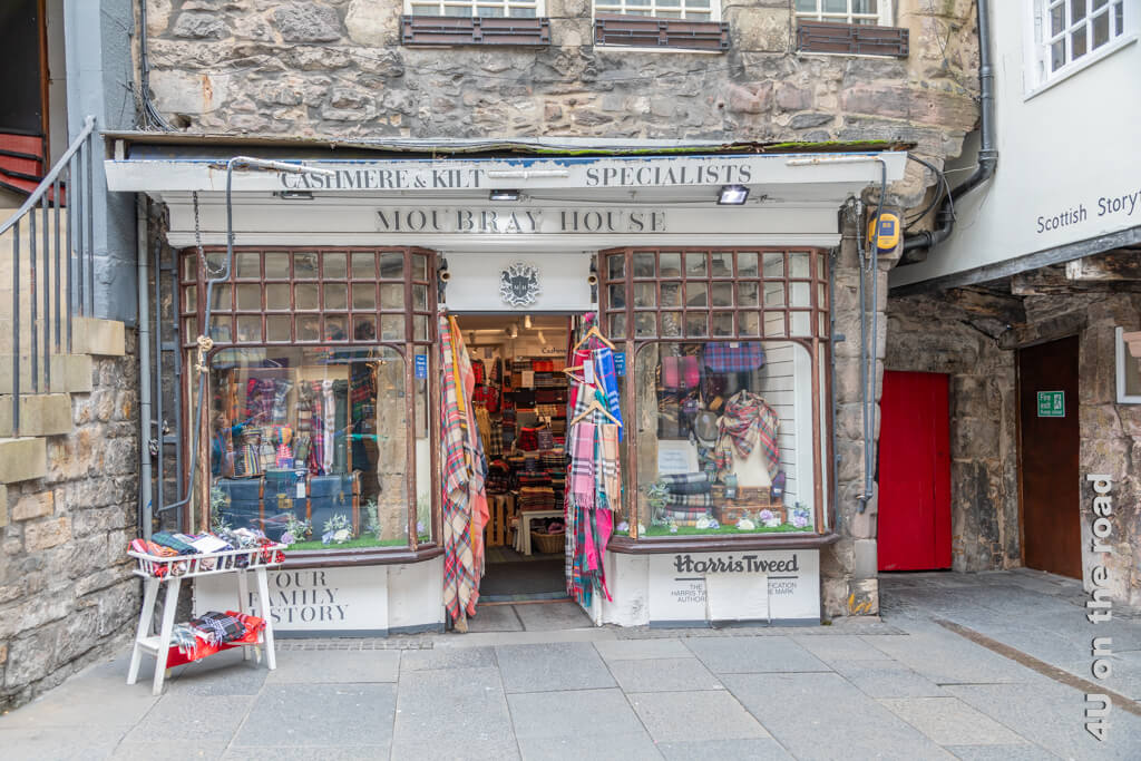 Ein kleines Geschäft auf der Royal Mile in der Altstadt von Edinburgh, vollgestopft mit Harris Tweed in Form von Schals und Decken, eingerahmt vom Scottish Storytelling Center.