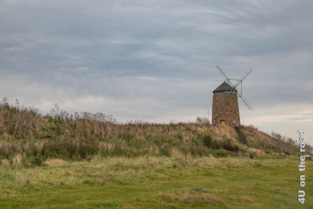 Die St. Monan's Windmill steht einsam am Meer. Der Fife Coastal Path führt daran vorbei. - Edinburgh Ausflügen