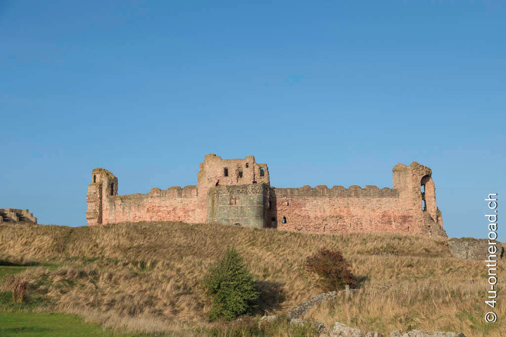 Tantallon Castle ist zur Landseite eine Festung  - Roadtrip durch Schottland mit dem Wohnmobil