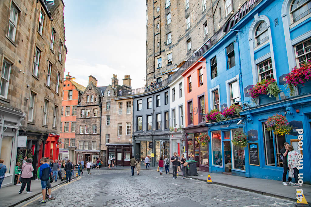Häuser in Rot, Blau und Orange prägen das Strassenbild in der Victoria Street von Edinburgh. 
