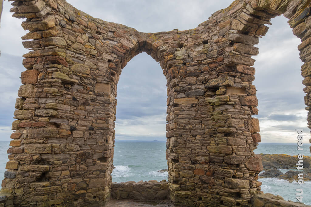 Der Lady's Tower ist eine Turm Ruine. Durch die einstmalige Verglasung der hohen gotischen Fenster konnte man den Blick aufs Meer geniessen.